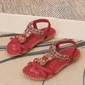 Rote Boho-Sandalen flach mit handgefertigten Perlen, Strass und Schmetterling-Deko - 35 / Burgunderrot