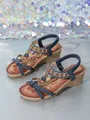 Detailansicht böhmischer Keilsandalen mit Perlenstickerei und Schmetterlingsmotiven. - 35 / Keilabsatz / Blau