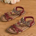 Boho-Sandalen in Kastanienbraun mit Perlen, Strass-Schmetterling und Gummizug - 38 / Jujubebraun