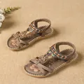 Detailansicht der böhmischen flachen Sandalen mit ethnischen Holzperlen und Blumenmuster - 38 / Denim Hanf