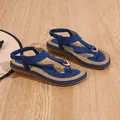 Vista detallada de las sandalias bohemias azules con tira en T y costuras en contraste - Azul zafiro