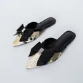 Elegante platte muiltjes met puntige neus, strass-strik en goudkleurig bloemmotief - 38 / Zwart Plat
