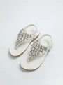 Detalle de sandalias planas blancas bohemias con exquisitos adornos de pedrería y cuentas - 38 / Blanco