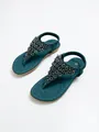 Primer plano de sandalias bohemias verde azulado con adornos de pedrería y cuentas finas - 38 / Verde pavo real