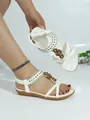 Detalle de sandalias planas bohemias blancas con cuentas intrincadas y flores decorativas. - Blanco Roto