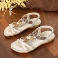 Flache Sandalen im Bohème-Stil mit handgefertigten Holzperlen und Strassverzierungen - 35 / Gebrochenes Weiß