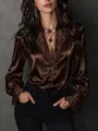 Elegante donkerbruine satijnen damesblouse met kanten V-hals en stijlvolle pofmouwen - S / Tops / Bruin