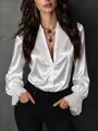 Elegante witte satijnen blouse met kanten V-hals en pofmouwen voor een stijlvolle, chique look. - S / Tops / Wit
