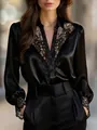 Elegante zwarte satijnen blouse met delicate kant V-hals en pofmouwen voor dames - S / Tops / Zwart