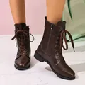 Detailopname van bruine veterschoenen met ritssluiting aan de zijkant en een blokhak - 36 / Donker Wijnrood