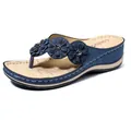 Detailweergave van de marineblauwe sleehak slippers met handgemaakte 3D-bloemaccenten - 35 / Blauw