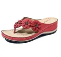 Gedetailleerd zijaanzicht van een rode sleehak flip-flop sandaal met 3D-bloemaccenten - 35 / Rood