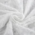 Dettaglio ravvicinato della trama del pizzo bianco con delicati motivi traforati - Taglia S / Top / Bianco