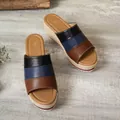 Vista detallada de sandalias con plataforma y cuña en diseño multicolor elegante - 36 / Negro