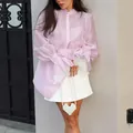 Elegante blusa de tencel lavanda con mangas abullonadas, puños de encaje y cintura entallada - Rosa