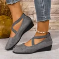 Dettaglio di eleganti scarpe con zeppa in camoscio grigio con cinturini incrociati - Grigio