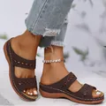 Sandali con zeppa retrò marroni da donna con punta tonda e eleganti ritagli decorativi - 38 / Kaki