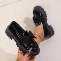 Nahaufnahme von Damen-Plateau-Loafers aus schwarzem Lackleder mit großer Schleife - 36 / Schwarz