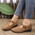 Elegantes zapatos Mary Jane para mujer en ante marrón con cuña y correa en T - 38 / Estilo Mary Jane (25080704) / Marrón