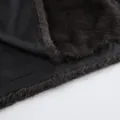 Detailaufnahme der flauschigen Kunstfellstruktur und des glatten Innenfutters einer Weste - S / Oberteile / Dunkelbraun