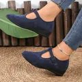 Elegantes zapatos Mary Jane con cuña en azul marino de ante sintético y punta redonda - 38 / Estilo Mary Jane (25080704) / Azul