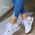 Witte damessneakers met roségouden metallic accenten op een witte tapijtachtergrond - 35 / Wit