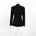 Vue détaillée du blazer mi-long vintage de couleur contrastée avec ourlet plissé blanc pour femme - S / Hauts / Noir