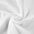 Detalle macro de tela de satén blanco que muestra textura suave y brillo de lujo - S / Tops / Blanco