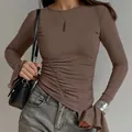 Amerikanisches Retro braunes eng anliegendes Langarm-T-Shirt mit unregelmäßigem Raffdesign - S / Oberteile / Khaki