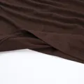 Gedetailleerde macro-opname van hoogwaardige dubbele stiksels op de bruine zoom - S / Tops / koffiekleur