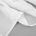 Primer plano de las costuras finas y la tela suave de una blusa blanca con volantes - S / Tops / Blanco