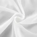 Primer plano de tela de gasa blanca con texturas y pliegues ondulados elegantes - S / Tops / Blanco