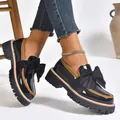 Schwarze Lack-Loafer für Damen mit großer Schleife und dicker Profilsohle im Profil - 36 / Schwarz