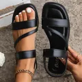 Macro-opname van zwarte Romeinse platte sandalen met meerdere bandjes en elastiek - 35 / Romeinse Platte Sandalen (628) / Zwart