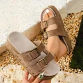 Nahaufnahme brauner Plateau-Sandalen aus Wildleder mit Metallschnallen und Nieten. - 38 / Dunkelbraun