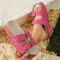 Nahaufnahme von rosa Plateau-Kork-Sandalen mit goldenen Metallschnallen und Nieten - 36 / Fuchsia