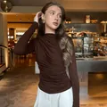 Elegante chocoladebruine top met lange mouwen en ruches met een slanke getailleerde pasvorm - S / Tops / koffiekleur