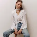 Elegante blusa blanca de manga larga con escote en V y volantes, ideal para oficina. - S / Tops / Blanco
