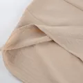 Vista detallada de la tela con textura caqui y costuras en el dobladillo del vestido - S / Vestidos / Caqui