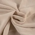 Vista macro detallada de la tela arrugada caqui con una elegante textura plisada. - S / Vestidos / Caqui