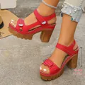 Profilo laterale dettagliato di sandali con zeppa rossi e tacco largo da 10,5 cm - 35 / Rosso