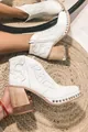 Vue détaillée de bottines brodées blanches avec talons uniques en bois et acrylique - Blanc