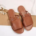 Gedetailleerde macro-opname van bruine leren platte sandalen met decoratieve vlechtband - 36 / Tan