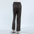 Vue arrière détaillée d'un pantalon décontracté en similicuir mat marron foncé à taille haute - S / Bas / Marron