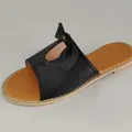 Nahaufnahme schwarzer flacher Damen-Sandalen mit stilvoller Schleife und gelbem Fußbett. - 36 / Schwarz