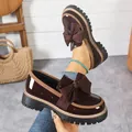 Klassische braune Damen-Loafer aus Lackleder mit großer Schleife und dicker Sohle - 36 / Kaffeebraun