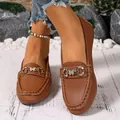 Klassische braune Damen-Loafers mit einer eleganten Schmetterling-Metallschnalle - 36 / Braun