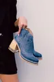 Bottines en cuir bleu brodé avec bordure cloutée et talon bloc en acrylique - Bleu marine