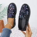 Nahaufnahme von stilvollen Slipper-Flachschuhen mit bunten, glänzenden Pailletten - 35 / Schwarz Typ 1