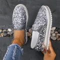 Detailansicht der silbernen Damen-Slipper mit Pailletten und dicker Sohle - 35 / Silbergrau